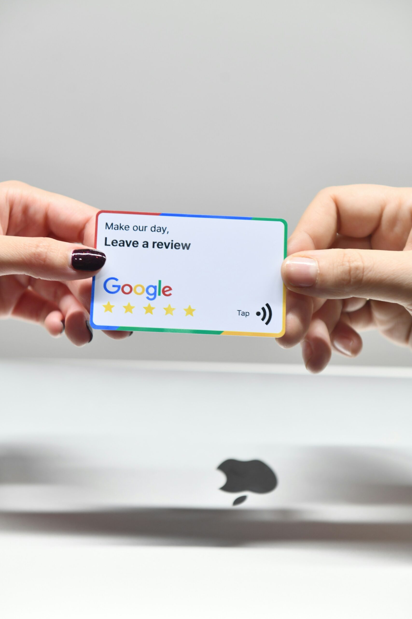 Imagen de tarjeta de empresa solicitando reseñas de Google